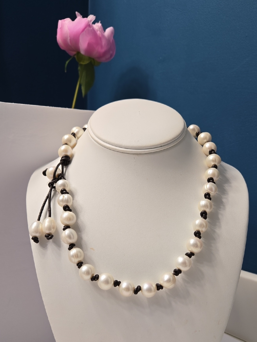 White Pearl Necklace with Brown Accents Ajustable